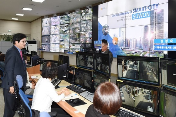 지난 4월 ‘스마트시티 CCTV 통합플랫폼’을 시찰하는 염태영 수원시장