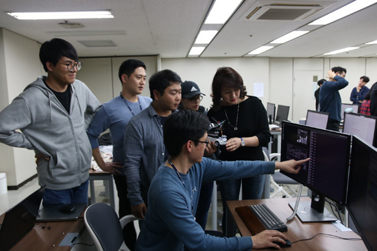 포스코 AI 교육생들이 지난 19일 포항 포스텍 정보통신연구소에서 음성 인식을 통한 자율주행 무선 자동차를 구현하고자 딥러닝 모델을 학습하고 있다. (사진=포스코)