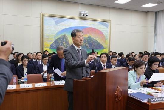 국정감사장에 출석한 박제현 한국상조공제조합 이사장. (상조매거진 제공)