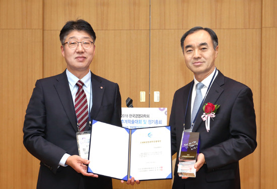 26일 연세대학교에서 열린 시상식에서 김훈 LG유플러스 네트워크 부문 전무(왼쪽)가 조해형 경영과학응용대상을 수상하고 있다. (사진=LG유플러스)