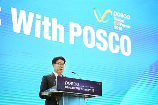 6일 송도 컨벤시아에서 열린 ‘2018 글로벌EVI포럼’ 에서 최정우 회장이 ‘Next 50 years with POSCO’ 주제로 기조연설을 하고 있다. (사진=포스코)