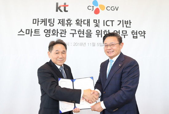 이필재 KT 마케팅 부문장(왼쪽)과 최병환 CJ CGV 대표가 업무 협약을 맺고 기념 촬영을 하고 있다. (사진=KT)