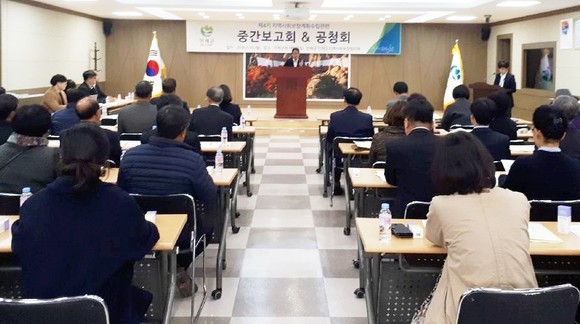 인제군 제4기 지역사회보장계획 수립을 위한 중간보고회 및 주민공청회가 19일 군청 대회의실에서 최상기 군수와 김상만 군의장, 복지분야 관계자 등이 참석한 가운데 열렸다.