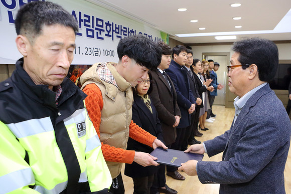산림문화박람회 유공자 시상식이 23일 인제군청 대회의실에서 열려 최상기 군수가 수상자에게 상장을 수여하고 있다.