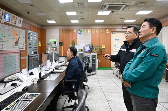 의정부시 자원회수시설에서 폐기물 처리 설비를 점검하는 모습