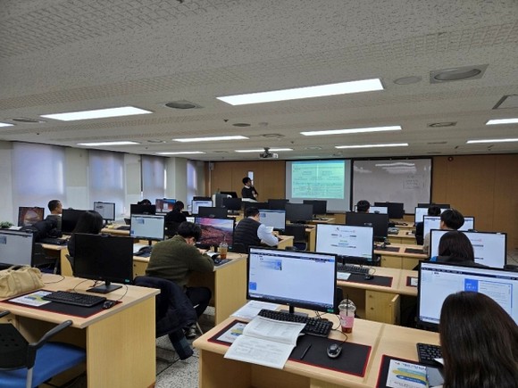 시청 정보화교육장에서 세외수입 담당자들이 회계연도 마감 결산 절차 교육을 듣는 모습