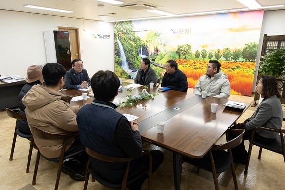 연천군수실에서 연천군 관계자와 한국노총 경기중북부지부 연천군지역 노동조합 대표들이 마주 앉아 간담회를 진행하는 모습
