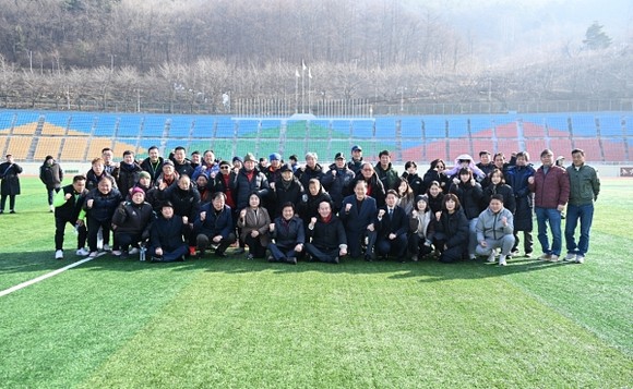 동두천시 종합운동장에서 열린 동두천시축구협회 시무식에서 협회 관계자들과 내빈들이 단체로 모여 기념촬영하는 모습.
