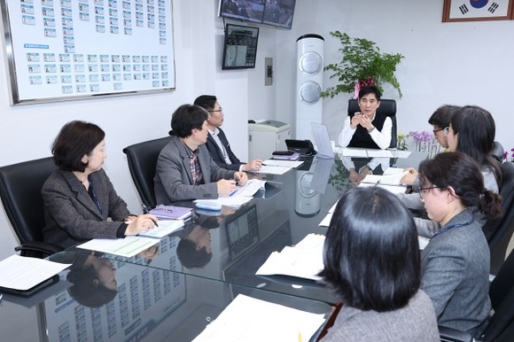 고양시 일산동구청 구청장실에서 이재복 구청장과 부서장들이 부서별 업무보고회를 진행하며 현안을 점검하는 모습