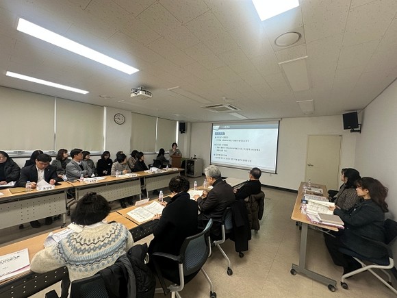 김포시 보건소 회의실에서 지역보건의료심의위원회가 진행되는 모습, 참석자들이 자료를 보며 논의하는 장면, ‘지역보건의료계획’ 관련 보고 자료가 화면에 띄워진 회의 전경