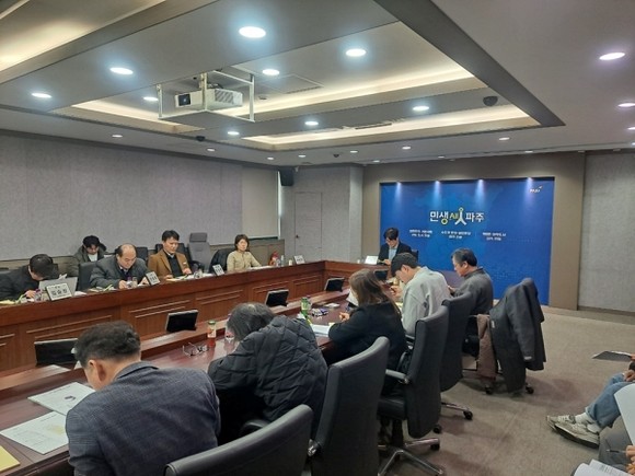 파주시청 영상회의실에서 재생에너지 갈등 조정 운영위원회가 진행되는 모습, 참석자들이 자료를 보며 토론하는 장면.