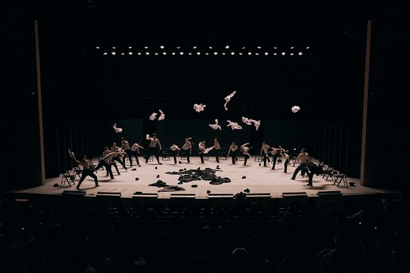 김포아트홀 무대 위에서 군무를 펼치는 서울시발레단 ‘데카당스’ 공연 장면