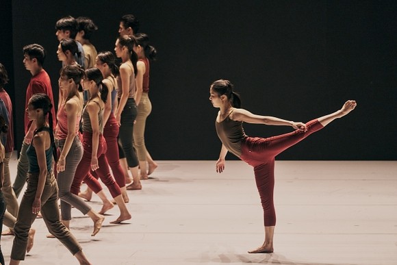 김포아트홀 무대 위에서 군무를 펼치는 서울시발레단