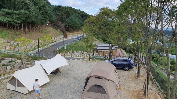 야영데크 구역과 오토캠핑장 사이트 배치가 드러나는 현장 전경