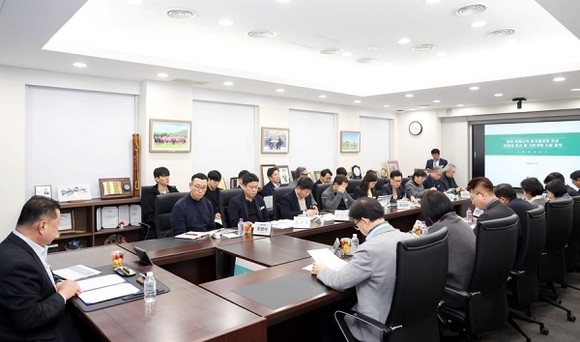 파주읍 일원 파크골프장 조성 타당성 조사 및 기본계획 용역 착수보고회에서 참석자들이 사업 개요와 추진 일정 자료를 보며 논의하고 있다.