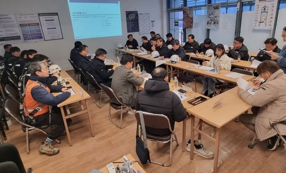 의정부시 관계자가 현장 점검 결과를 설명하는 장면.