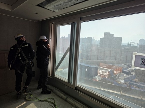 장암3구역 재개발 현장에서 민간 전문가 점검단이 공사 현장을 둘러보며 콘크리트 시공 상태와 세대 내부 마감을 확인하는 모습