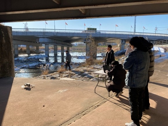 시설물 상공에서 드론이 점검 촬영을 수행하는 장면.