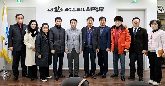 1월 20일 시장실에서 열린 문화상 수상자포럼 제8대 임원진 간담회에서 참석자들이 기념사진을 찍고 있다.