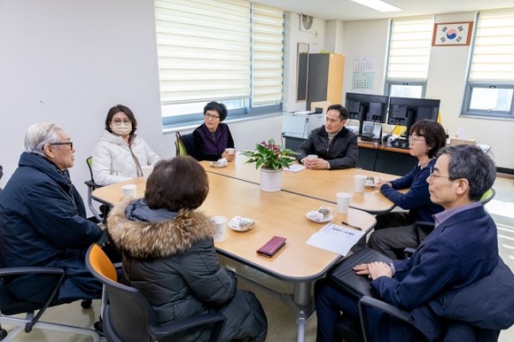 고양시 일산서구청장이 동 행정복지센터를 방문해 직능단체장들과 티타임 간담회를 진행하는 모습.