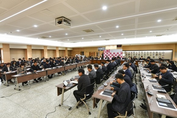 확대간부회의에서 김병수 시장이 한파 대비와 시민 안전, 민생 현안을 점검하는 모습