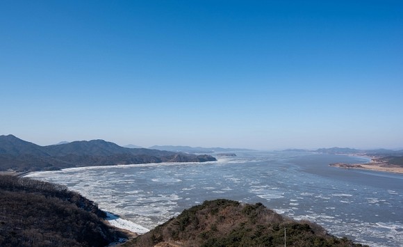 애기봉평화생태공원 앞 한강하구에 형성된 유빙