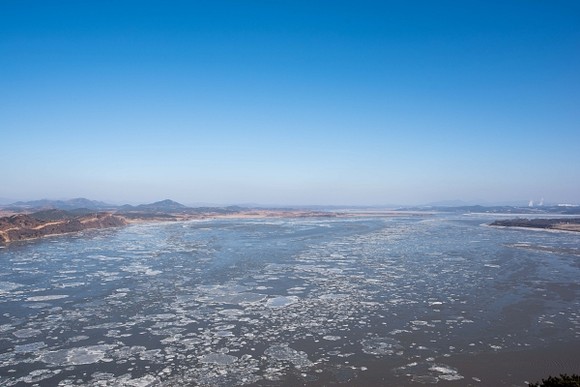 애기봉평화생태공원 앞 한강하구에 형성된 유빙