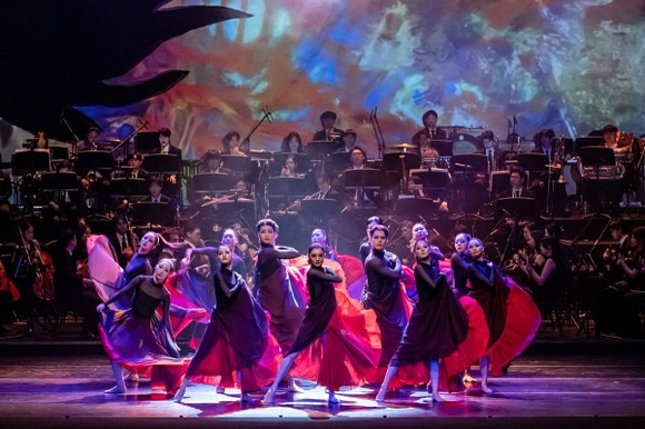 고양아람누리에서 열린 신년 갈라 콘서트에서 무용수들이 단체로 공연을 하고 있다.