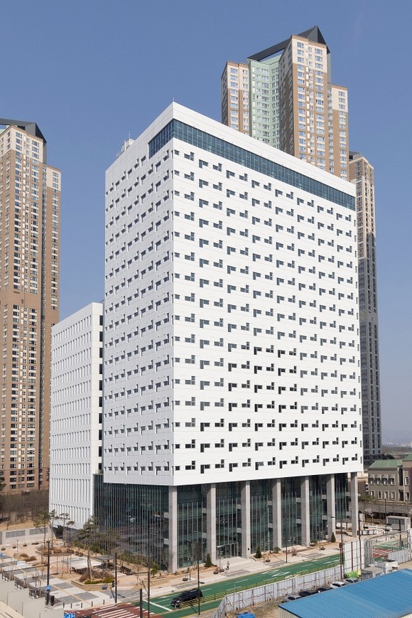 시청사 이전으로 거센 논란이 있었던 백석업무빌딩 전경.