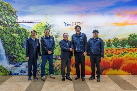 연천군과 연천군공무원노동조합 관계자들이 신년 인사회 자리에서 인사를 나누는 모습.