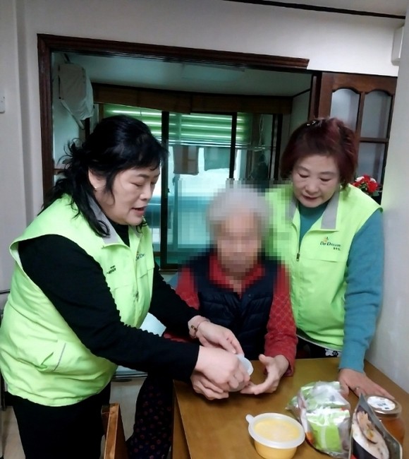 보산동 지역사회보장협의체 위원들이 한파 속 취약가정을 방문해 간편식을 전달하고 난방기와 실내 환경을 점검하는 모습.