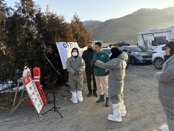 현장 점검에 나선 관계자들이 방역 상황을 확인하는 장면