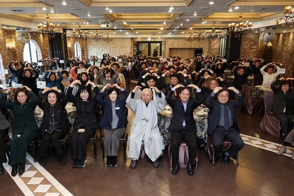 사회복지시설·유관기관 관계자들이 함께 기념사진을 찍는 모습