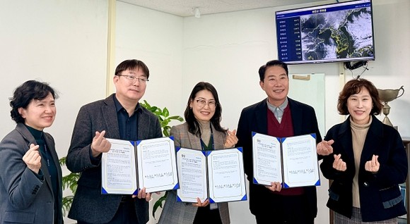 연천군농업기술센터에서 관계자들이 업무협약을 진행하고 기념촬영을 하고 있다.