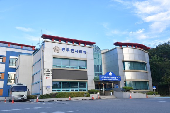 동두천시의회가 청소년의 날 표창 대상자 공모에 나선 내용을 전하는 기사