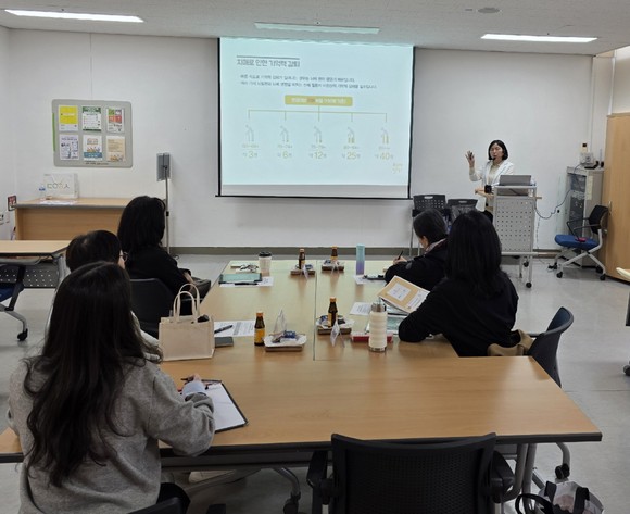 덕양구 치매안심센터가 자원봉사자 대상 치매교육을 진행한 모습