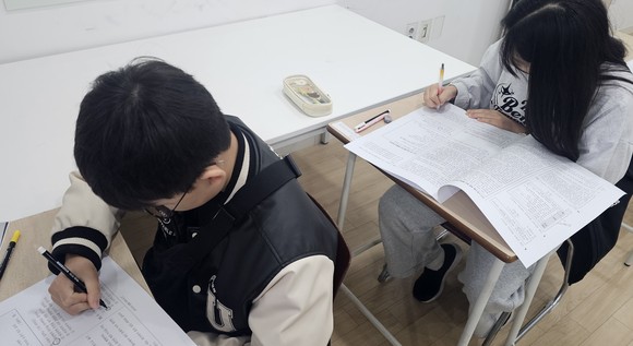 파주시청소년지원센터가 학교 밖 청소년의 검정고시 대비 모의고사를 진행하고 있다.