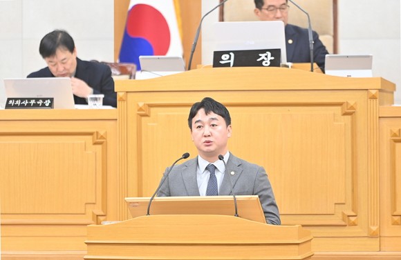 손성익 파주시의원이 종량제봉투 품귀 대응책 마련을 요구하는 모습.