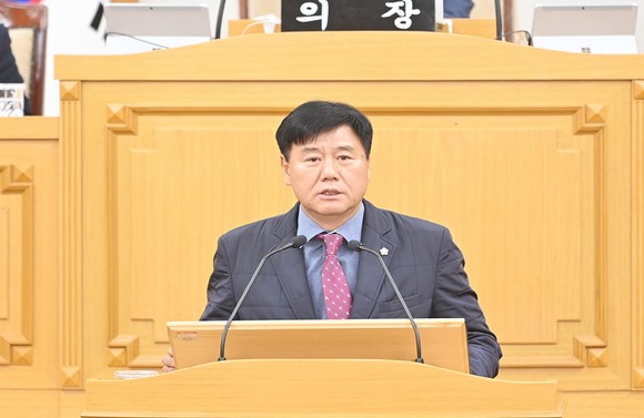 이익선 파주시의원이 금촌동 지역경제와 도시 활성화 방안을 제안하는 모습.