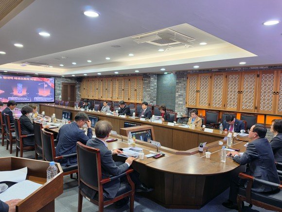 연천군이 전곡4리 선사특화 가로환경 조성 설계안을 점검하는 모습.