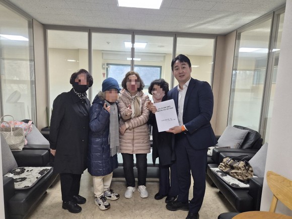 손성익 파주시의원이 운정호수공원 맨발걷기길 개선 방안을 논의하는 모습.