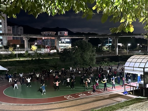 의정부시가 생활체조와 러닝 프로그램으로 생활체육광장 사업을 시작한 내용.