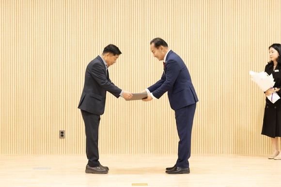 윤창철 양주시의회 의장이 지방의정봉사상을 받은 뒤 기념촬영하고 있다.