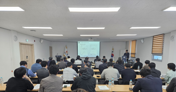 파주도시공사가 파주LG로 태양광 발전설비 사업 설명회를 열고 현장 확인에 나선 모습.