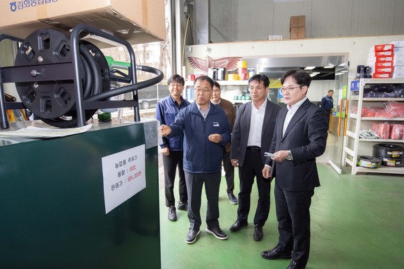 김병수 김포시장이 중동발 공급망 위기에 대응해 어업·농업·생활물자 현장을 점검하는 모습.