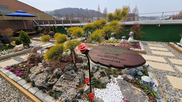 김포시민회관 옥상에 조성된 소규모 쉼터 ‘공감정원’ 모습.