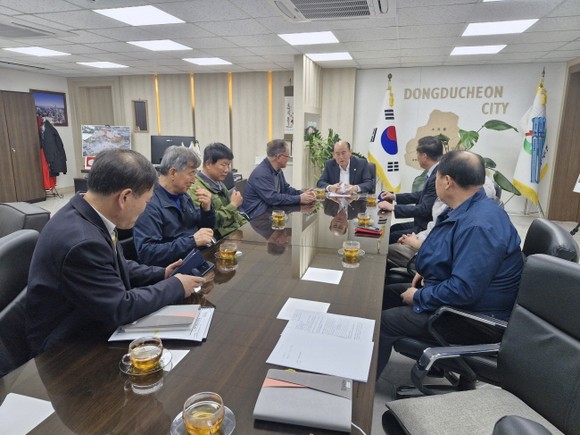 동두천시가 축산농가와 만나 경영 부담 완화 방안을 논의했다.