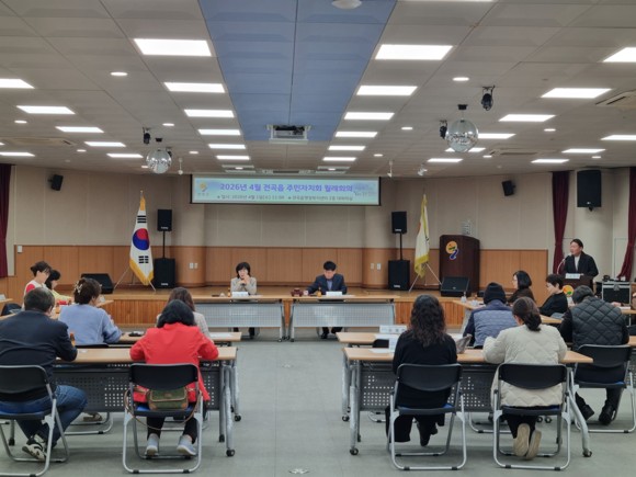 연천군이 주민 대상 희망마을 만들기 설명회를 현장에서 진행하는 모습