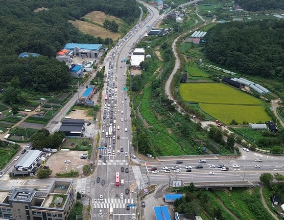 의정부시가 성모병원 앞 사거리 차로 확장 뒤 교통 개선 효과를 분석한 모습