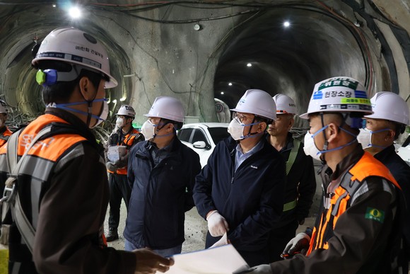 경기교통공사가 도봉산옥정선 지하 공사 구간을 걸으며 공정과 안전관리 상태를 점검하고 있다.